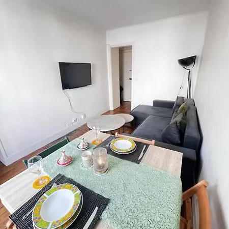 Eiffel Tower View Haussmanian Charm 2min Walk From The Eiffel Tower Gardens شقة