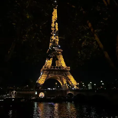 Eiffel Tower View Haussmanian Charm 2min Walk From The Eiffel Tower Gardens Apartment